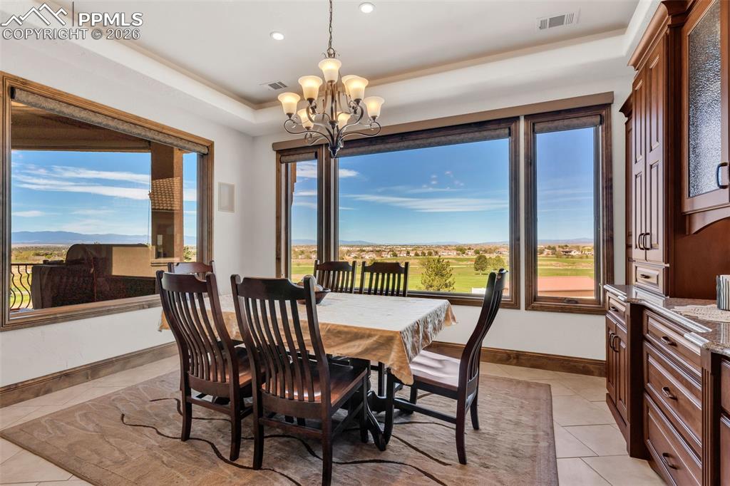 Image 16 of 50: Dining Area