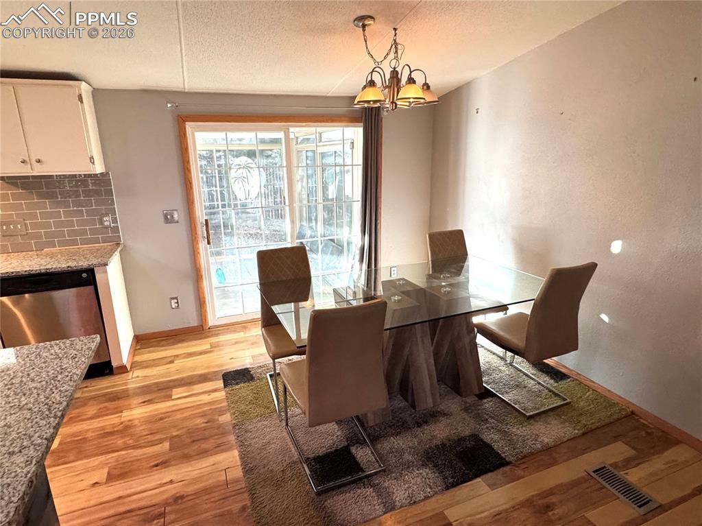 Image 11 of 33: Dining Area