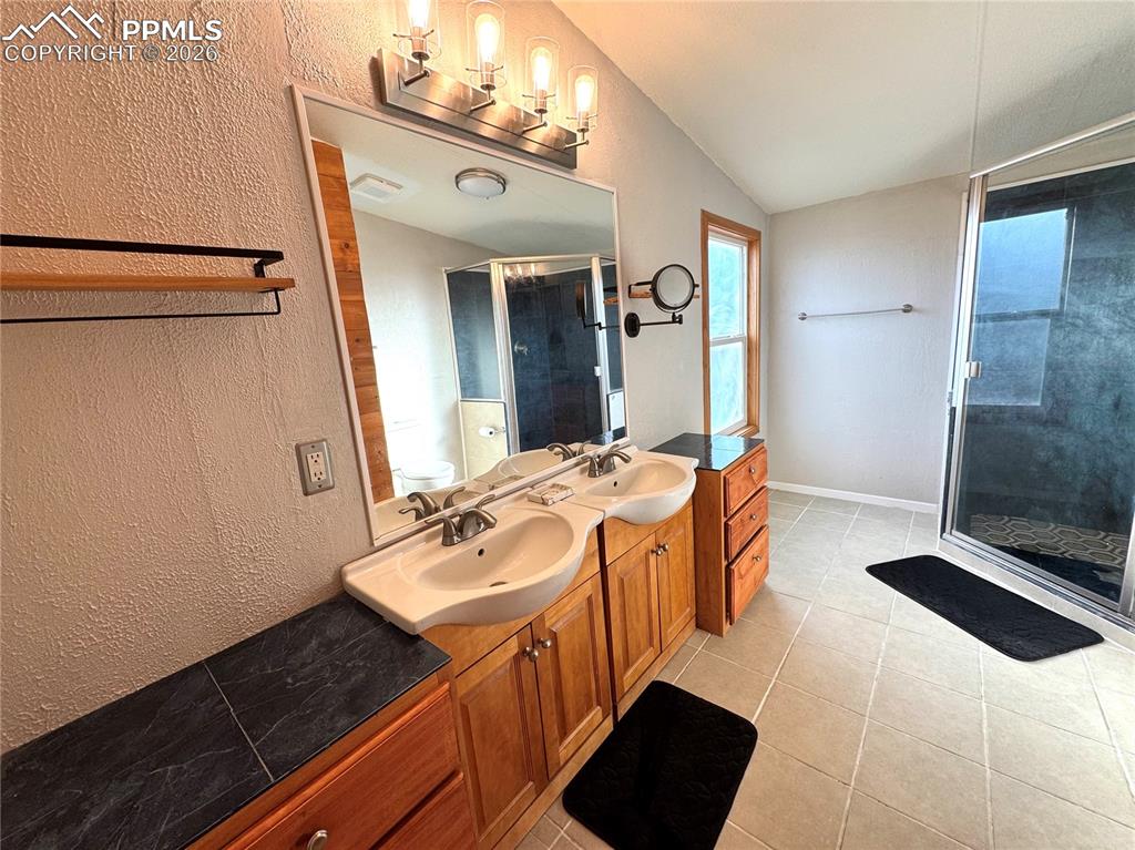 Image 14 of 33: Bathroom