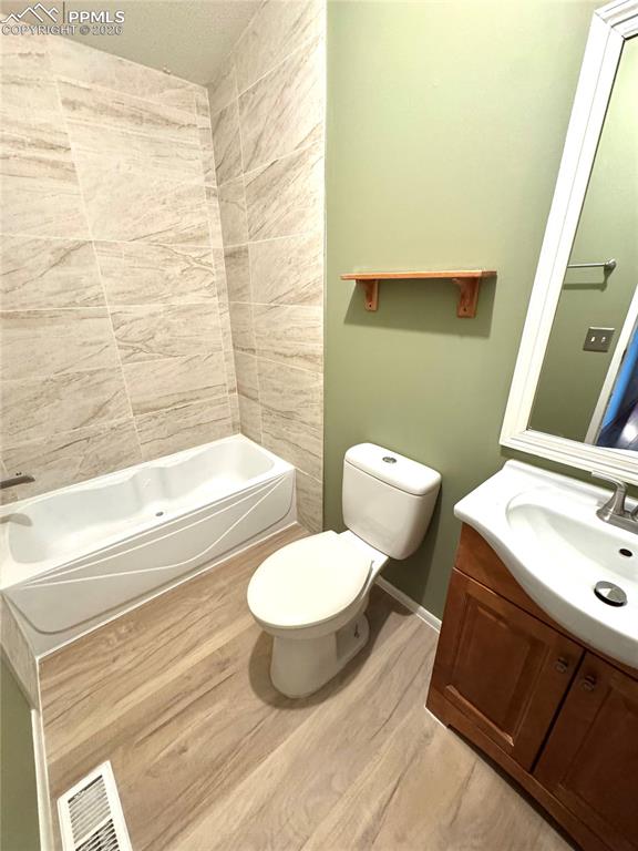 Image 15 of 33: Bathroom