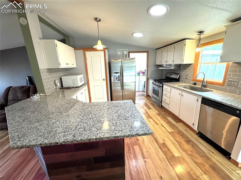 Image 7 of 33: Kitchen