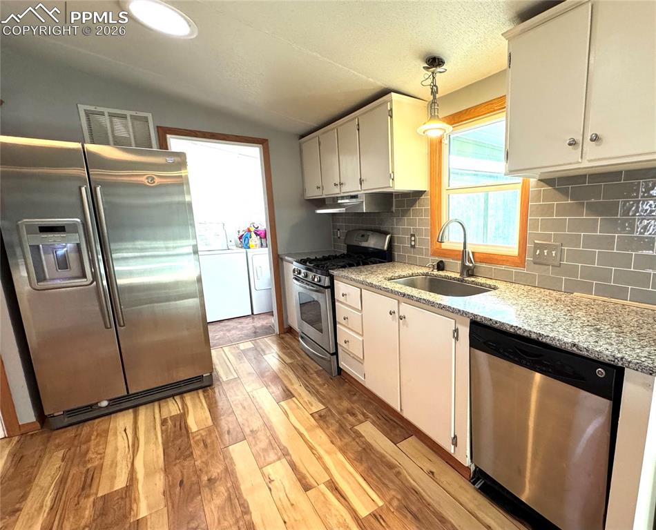 Image 8 of 33: Kitchen