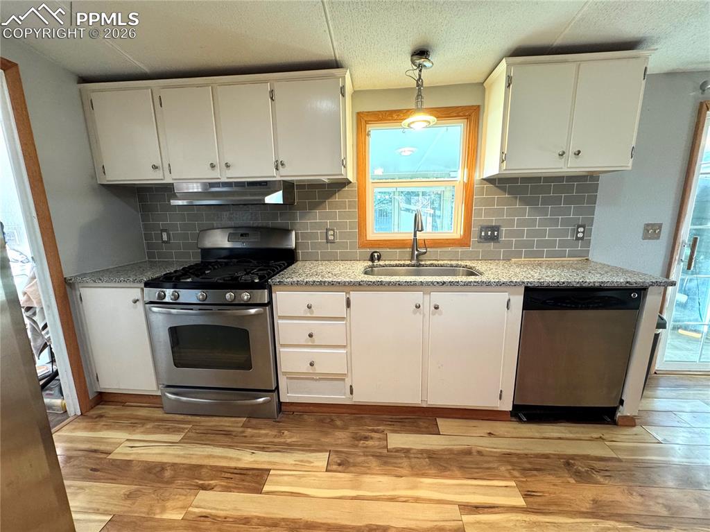 Image 9 of 33: Kitchen