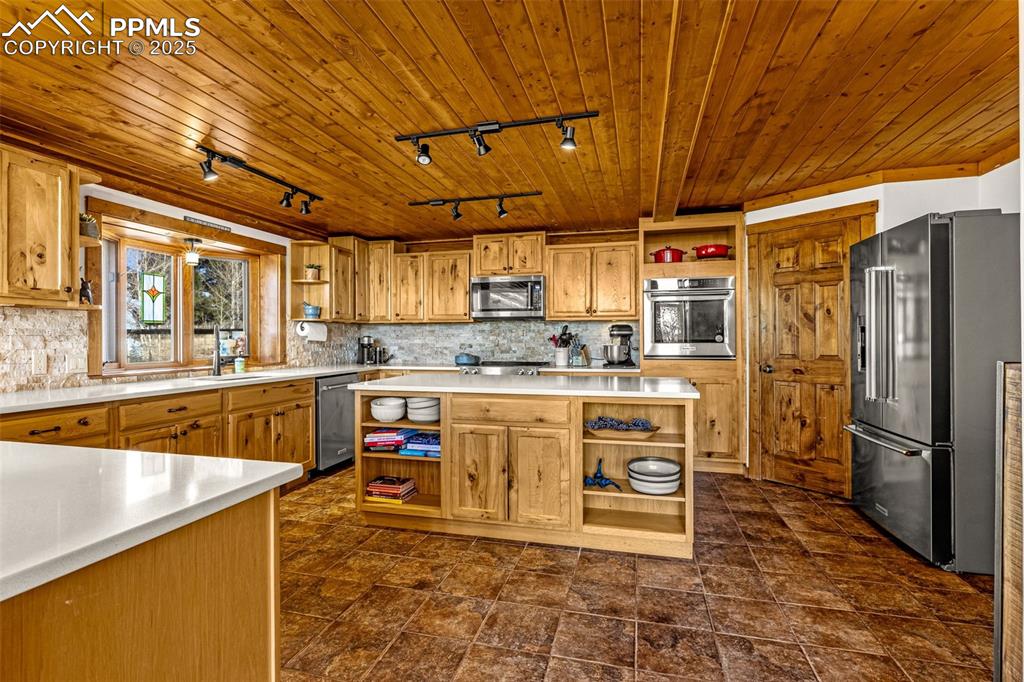 Image 14 of 46: Kitchen