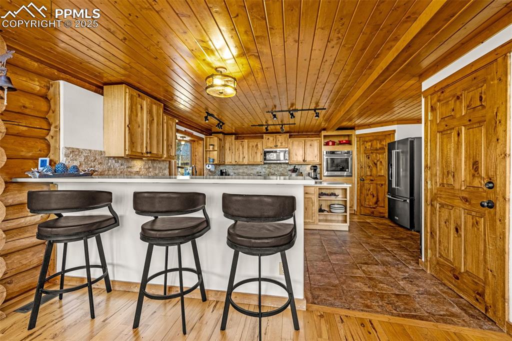 Image 15 of 46: Kitchen