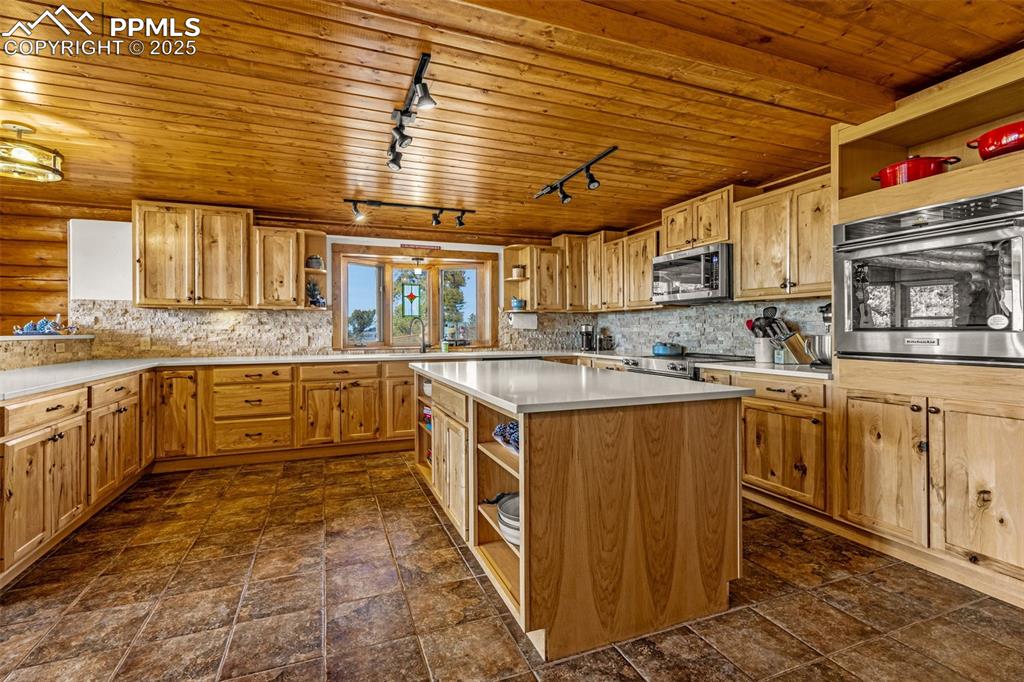 Image 16 of 46: Kitchen