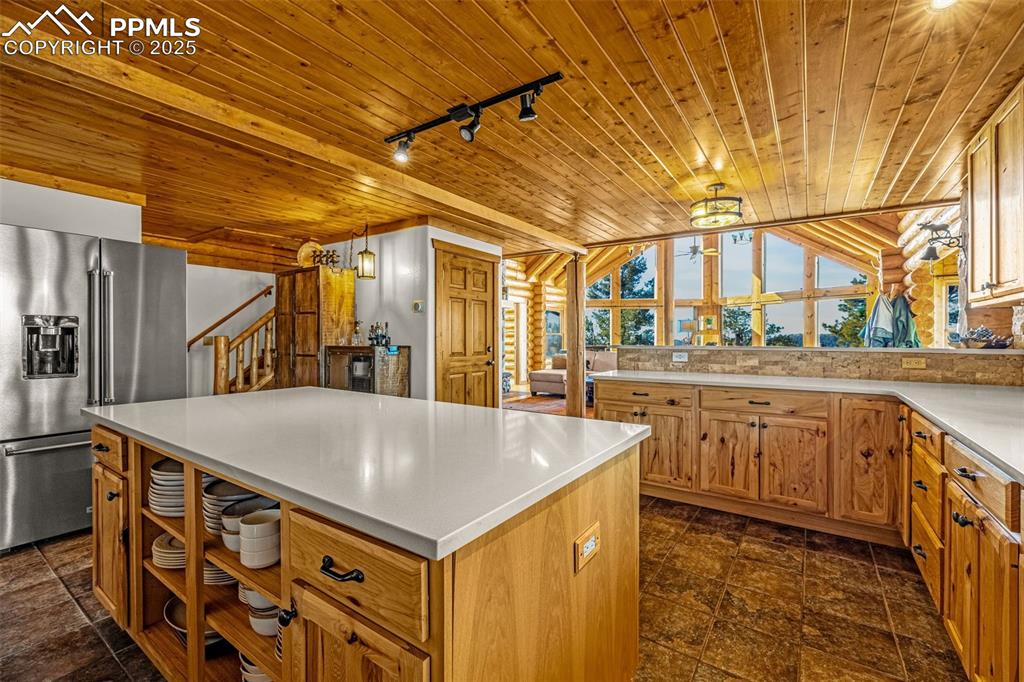 Image 17 of 46: Kitchen