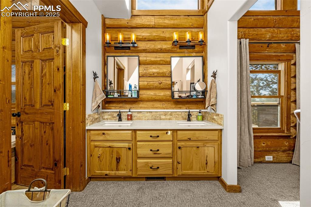 Image 18 of 46: Bathroom