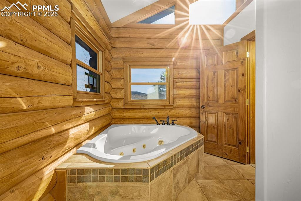 Image 19 of 46: Bathroom