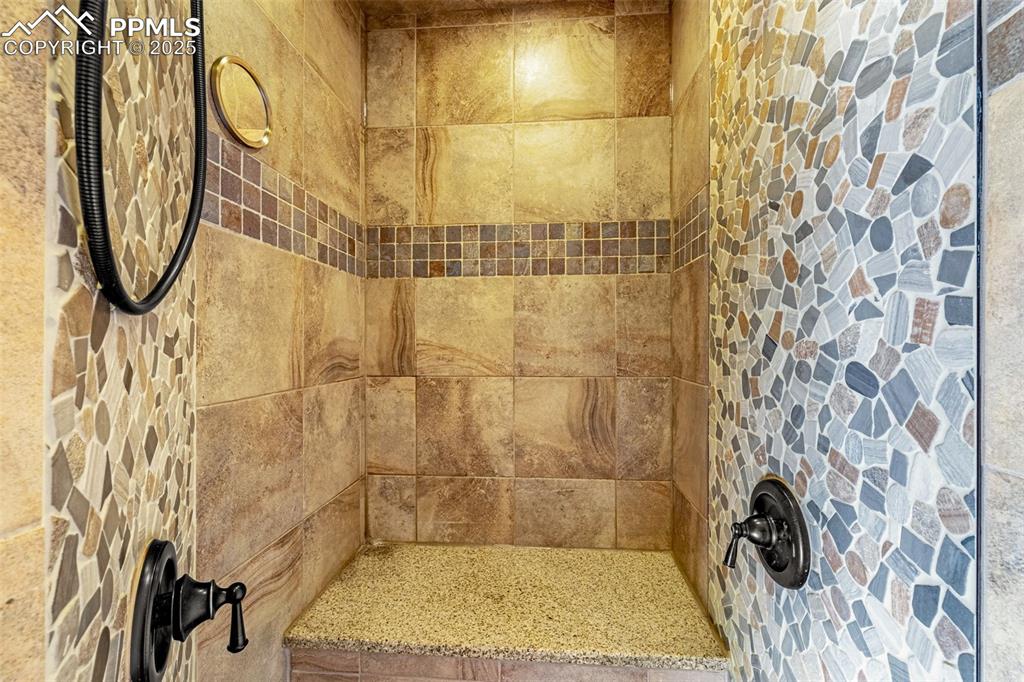 Image 20 of 46: Bathroom