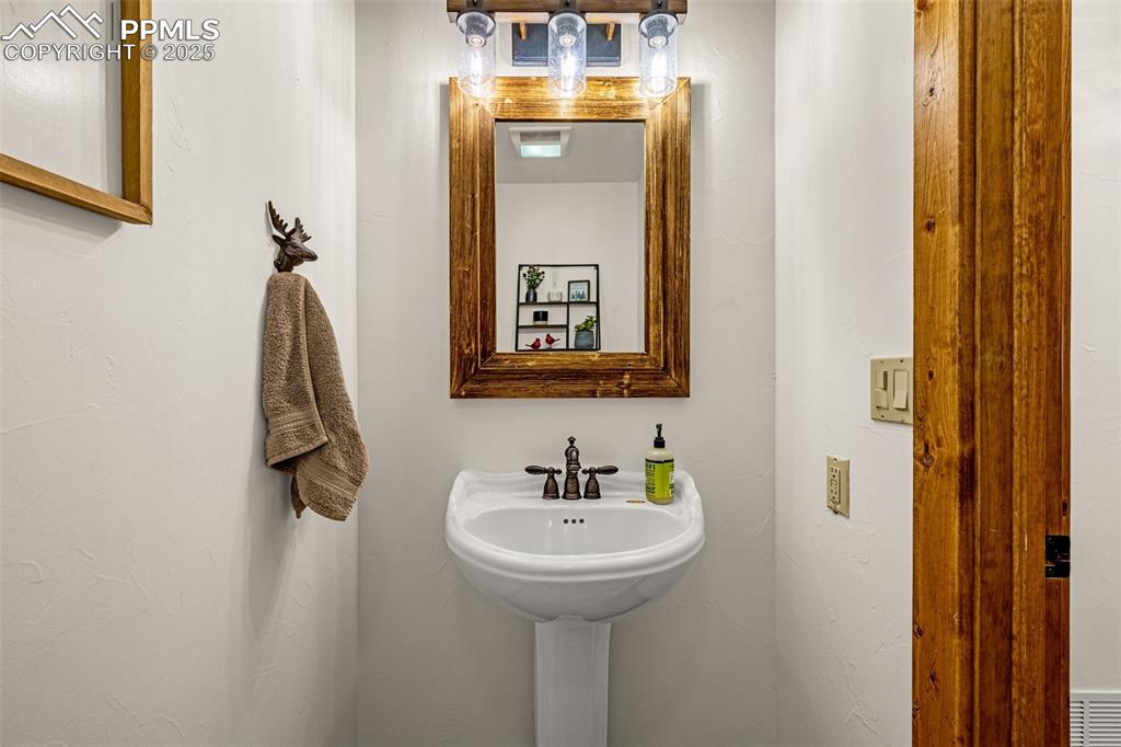 Image 23 of 46: Bathroom