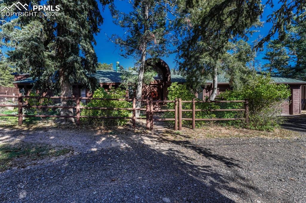 Image 16 of 46: Yard