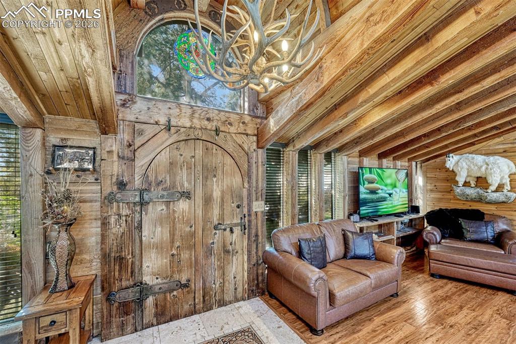 Image 18 of 46: Sitting Room