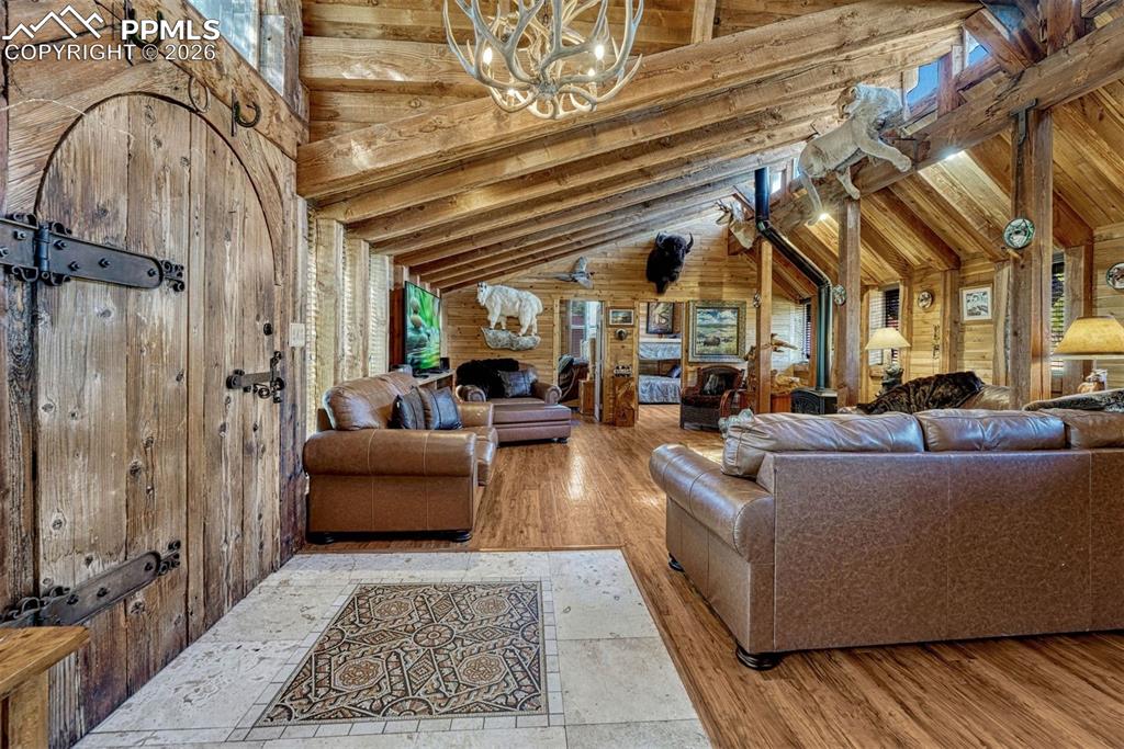 Image 19 of 46: Living Room