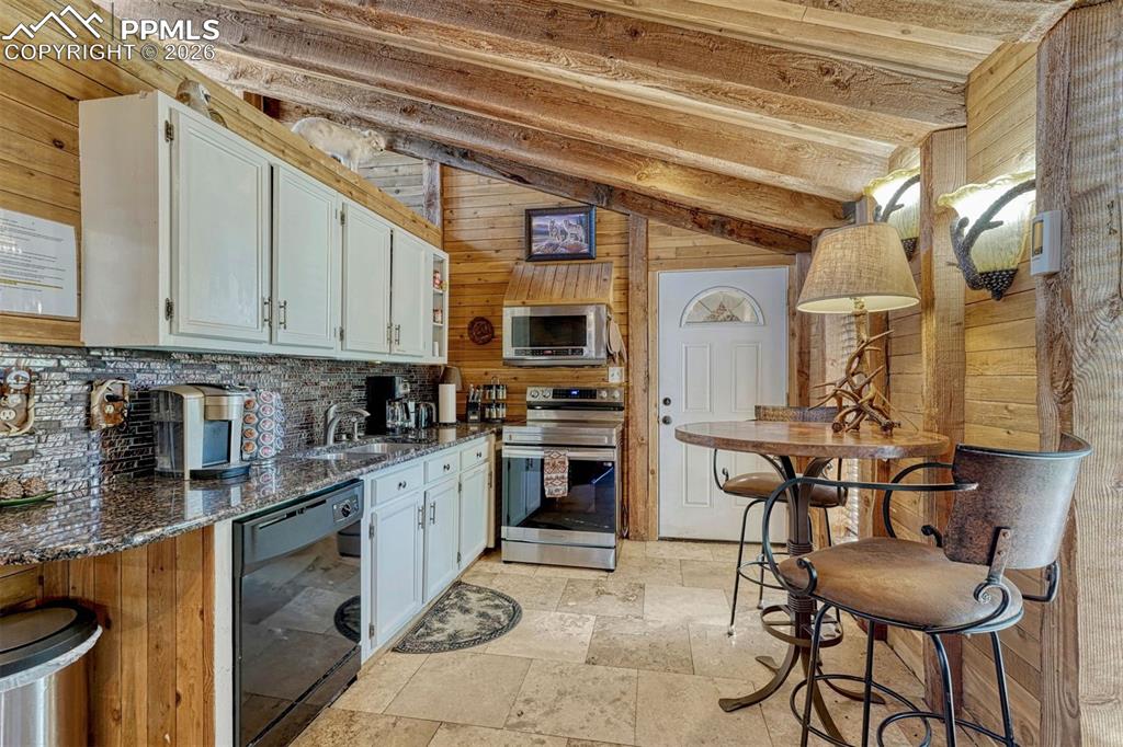 Image 21 of 46: Kitchen