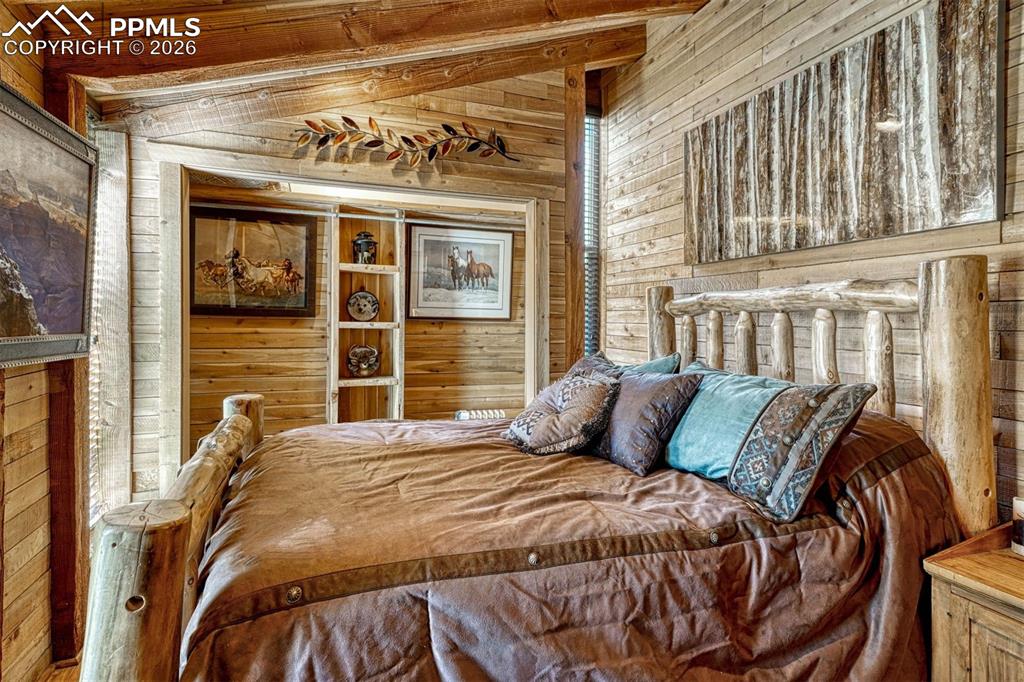 Image 22 of 46: Bedroom