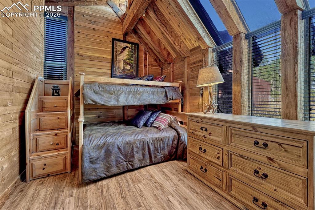 Image 23 of 46: Bedroom