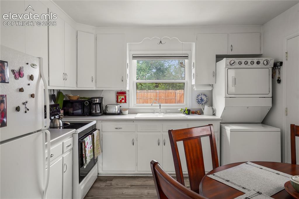 Image 10 of 23: Dine-in country kitchen