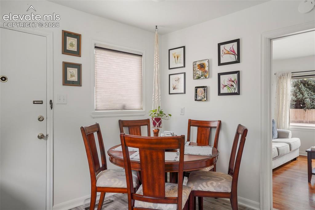 Image 11 of 23: Dining area 
