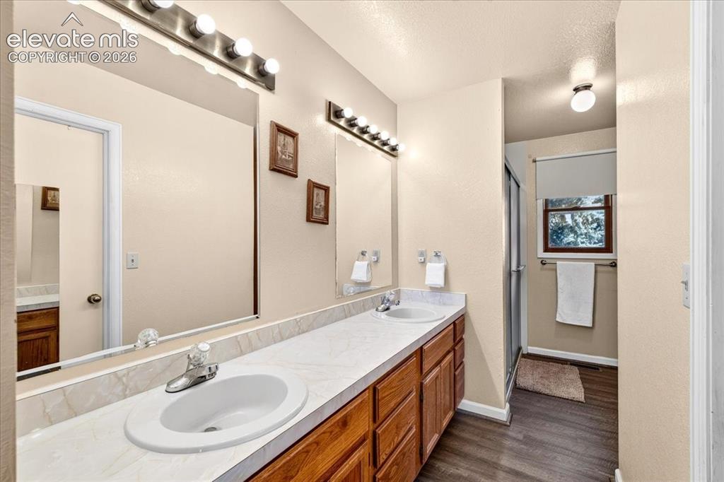 Image 19 of 48: Bathroom