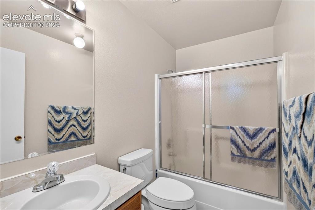 Image 23 of 48: Bathroom