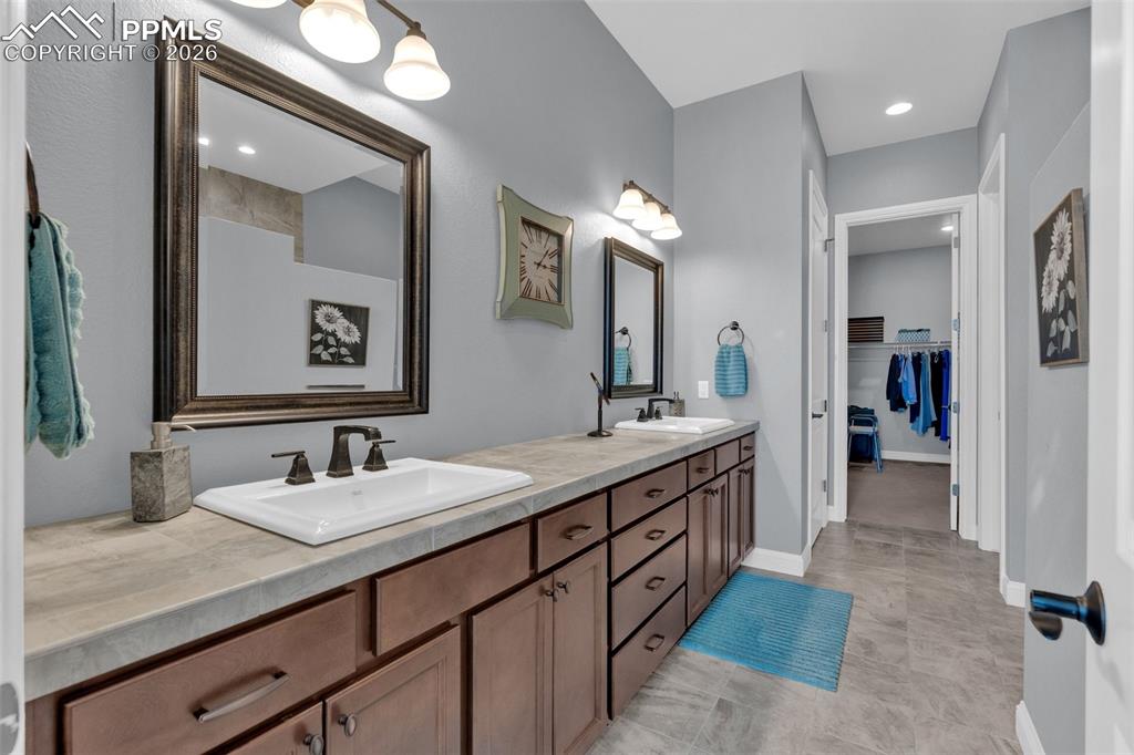 Image 16 of 42: Bathroom