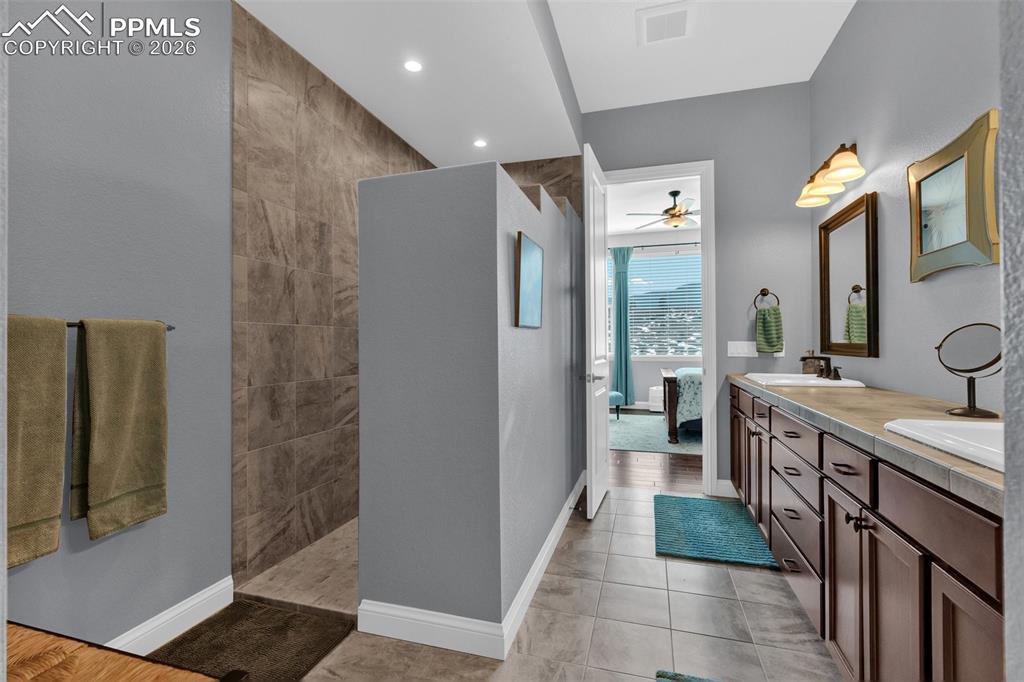 Image 17 of 42: Bathroom