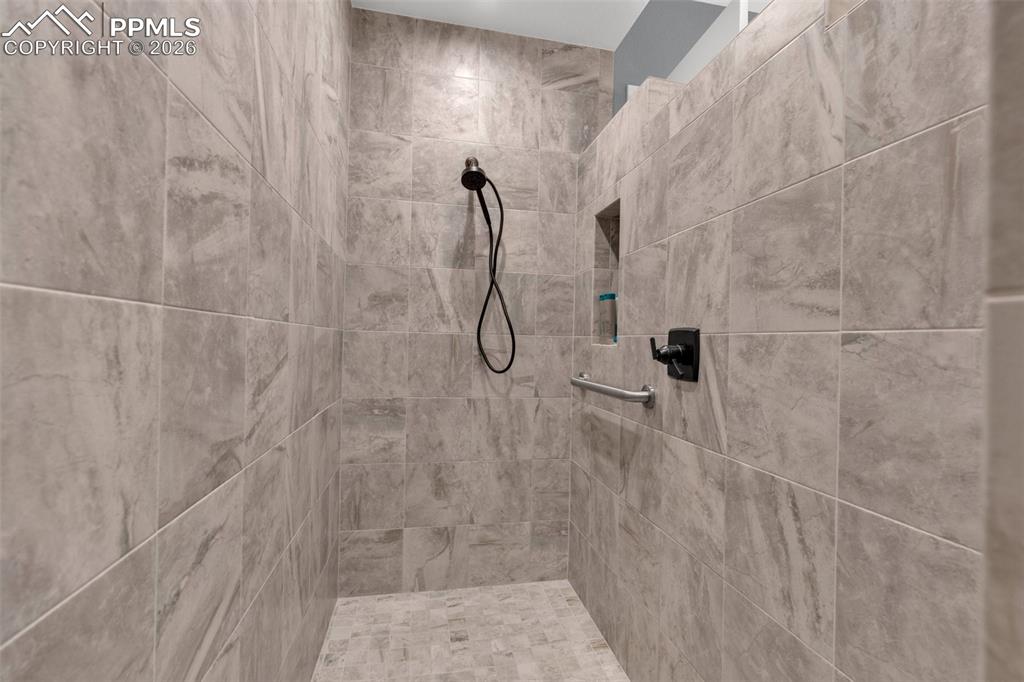 Image 18 of 42: Bathroom