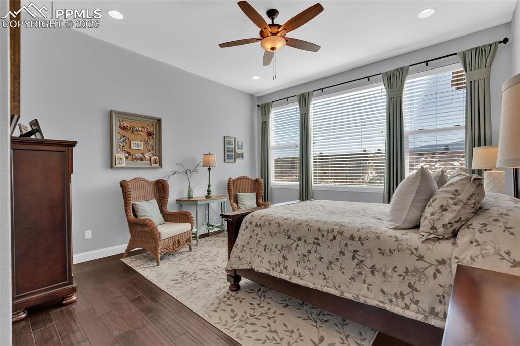 Image 5 of 42: Bedroom