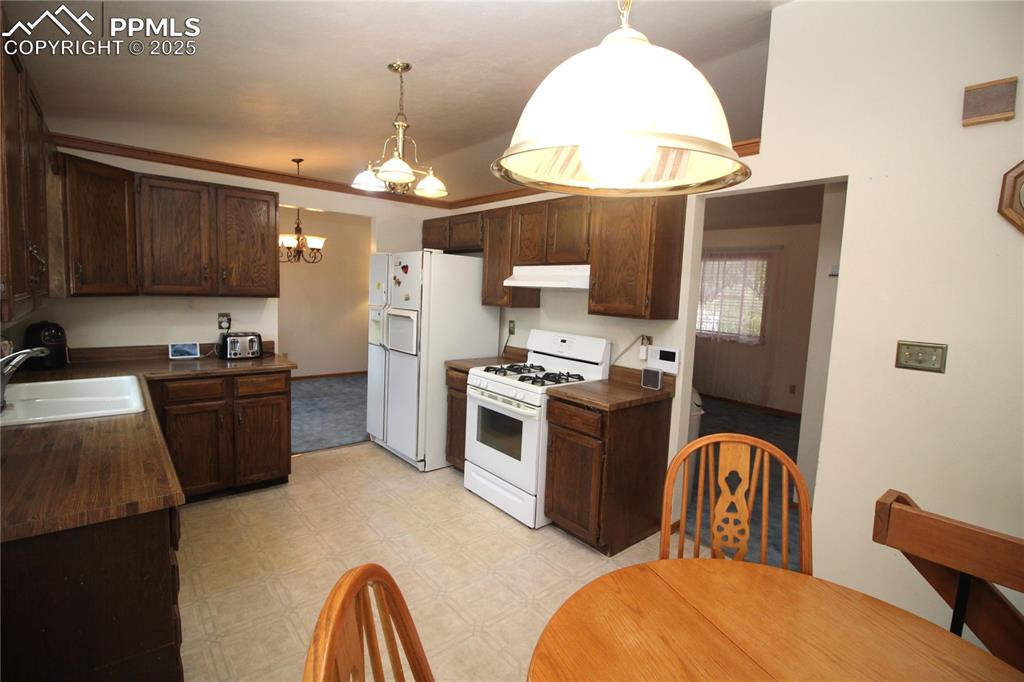 Image 10 of 34: Kitchen