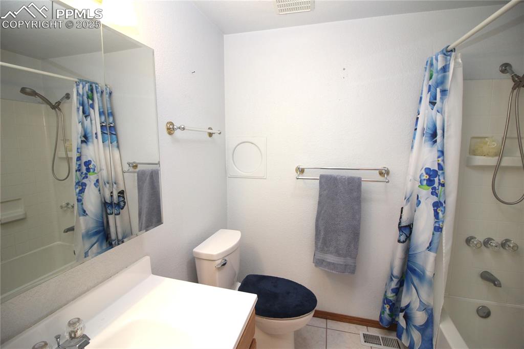 Image 17 of 34: Bathroom