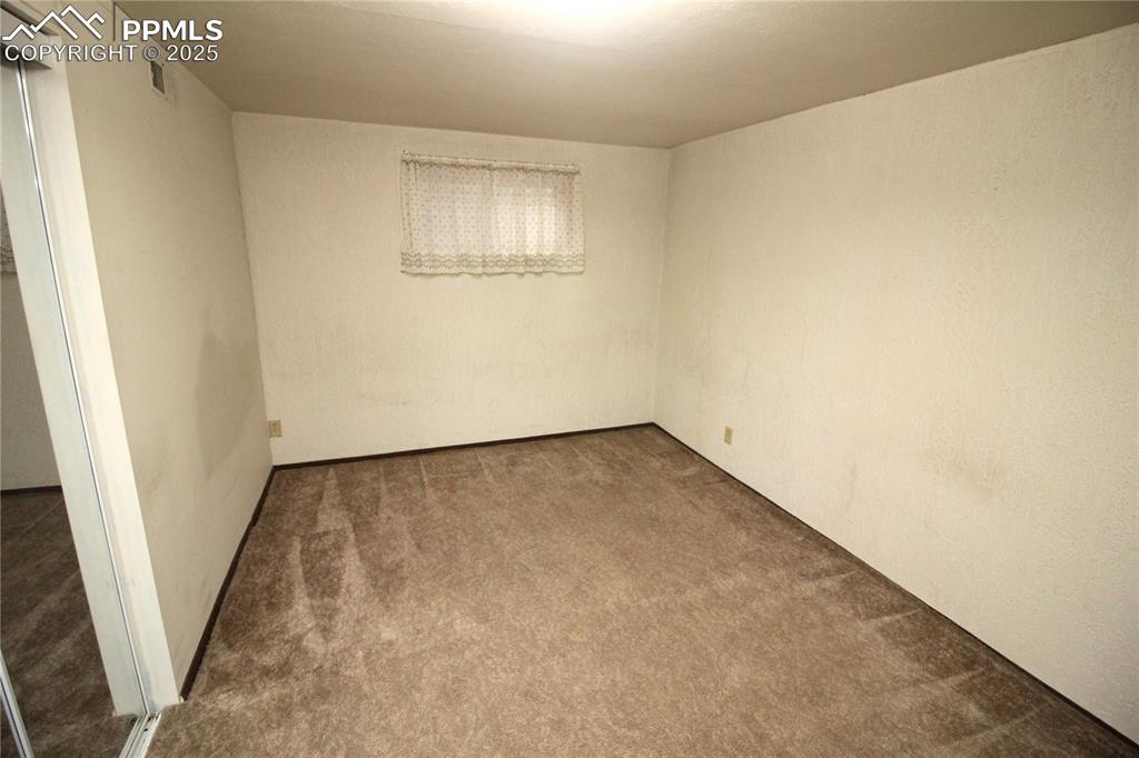 Image 22 of 34: Bedroom