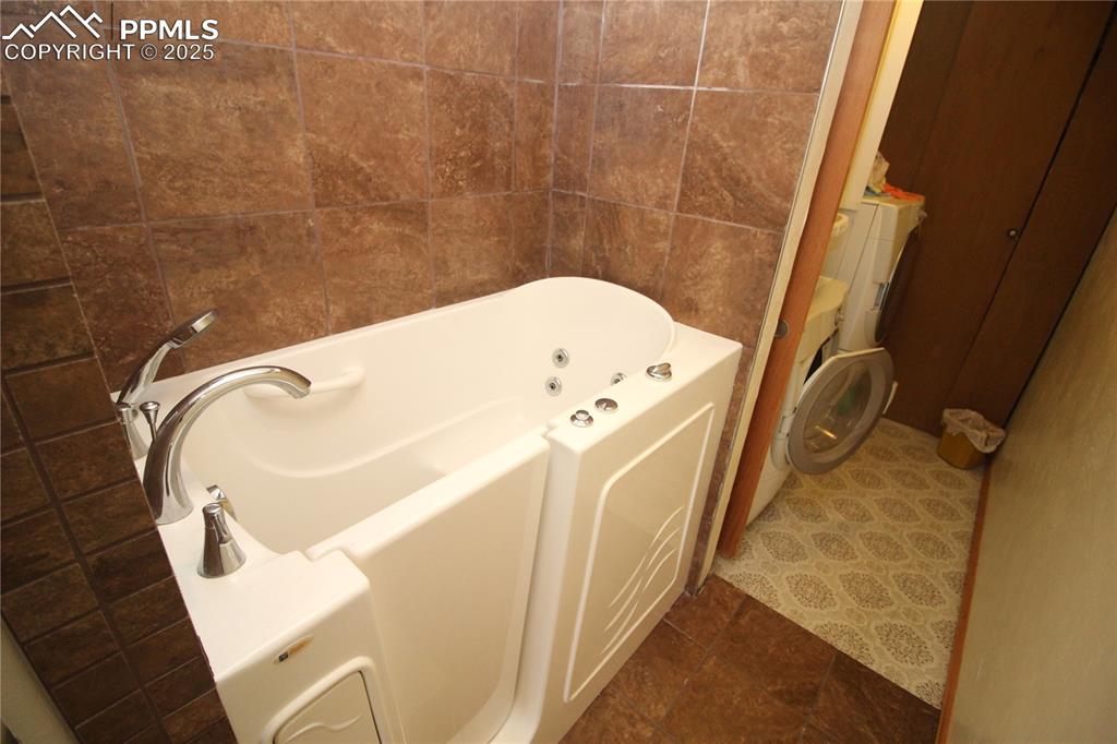 Image 25 of 34: Bathroom