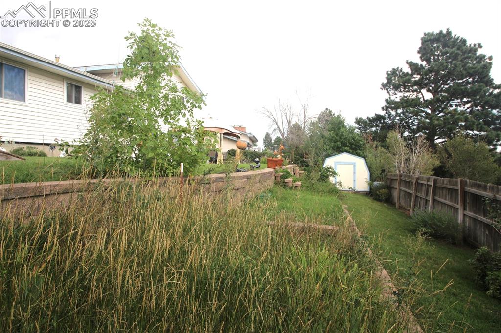 Image 33 of 34: Yard