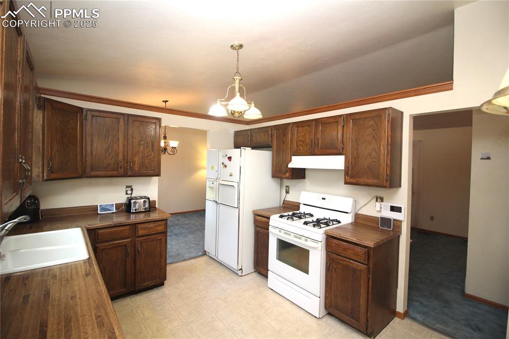Image 9 of 34: Kitchen