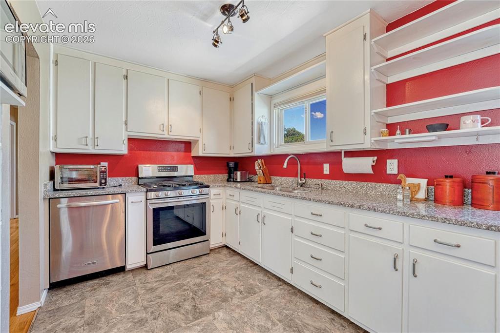 Image 10 of 48: Kitchen