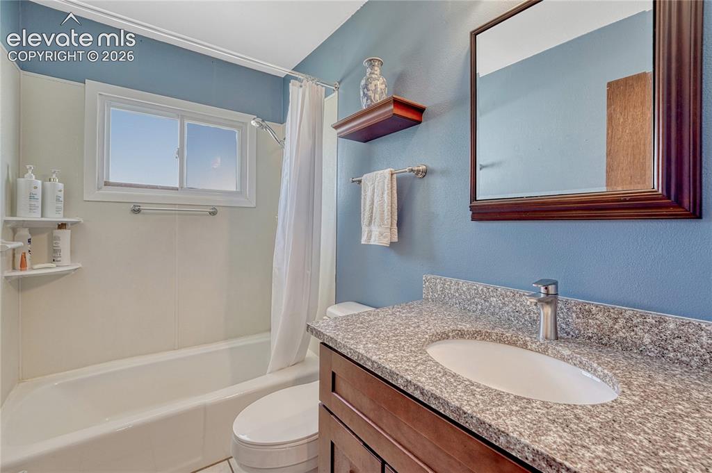 Image 19 of 48: Bathroom