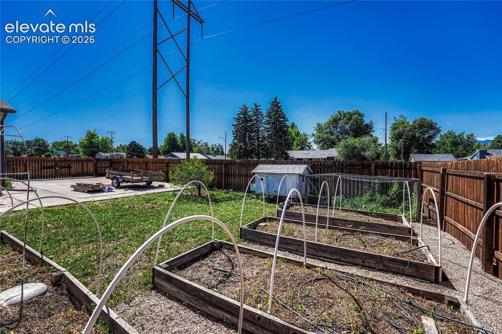 Image 44 of 48: Yard