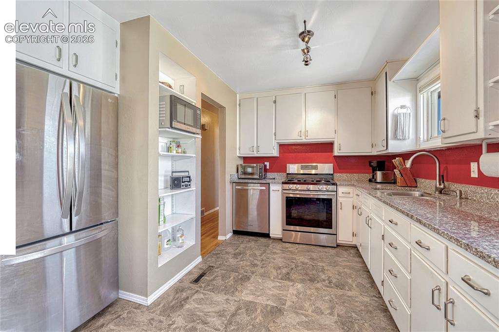Image 9 of 48: Kitchen