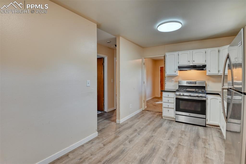 Image 10 of 24: Kitchen