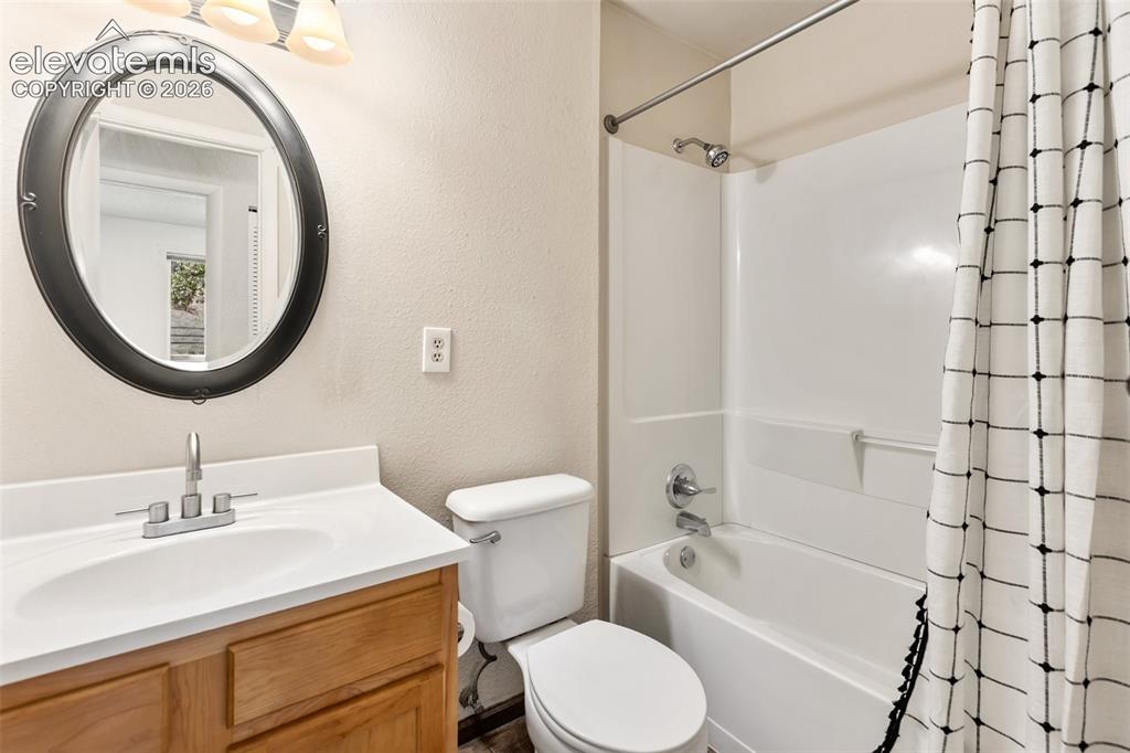 Image 21 of 25: Full Bathroom