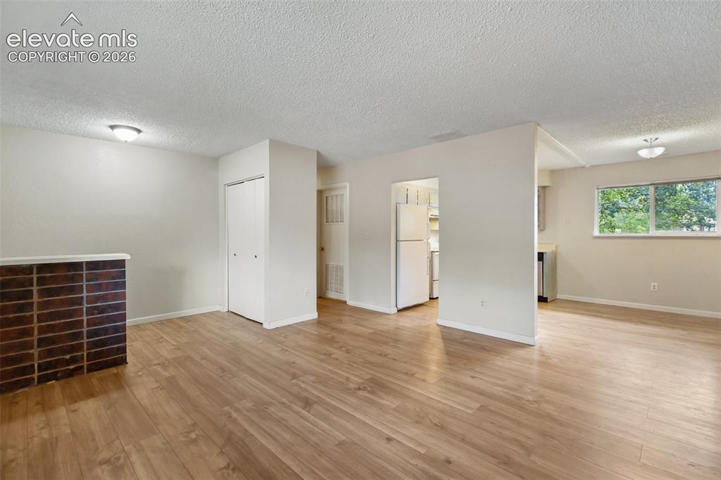 Image 6 of 25: Living Room