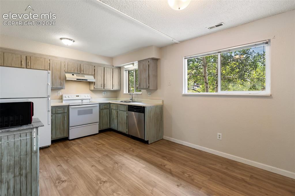 Image 8 of 25: Kitchen
