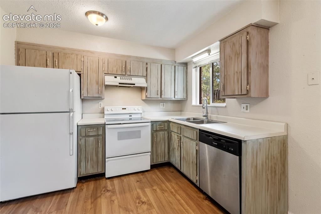 Image 9 of 25: Kitchen