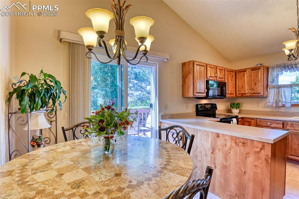 Image 16 of 46: Dining Area