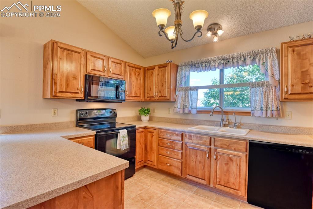 Image 18 of 46: Kitchen
