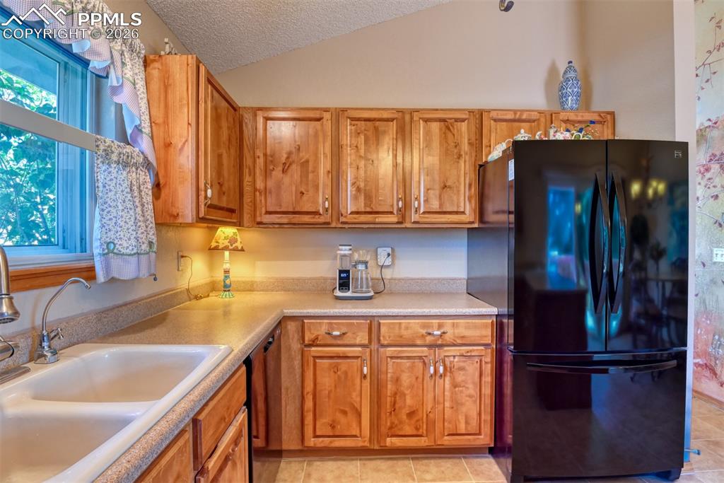 Image 19 of 46: Kitchen