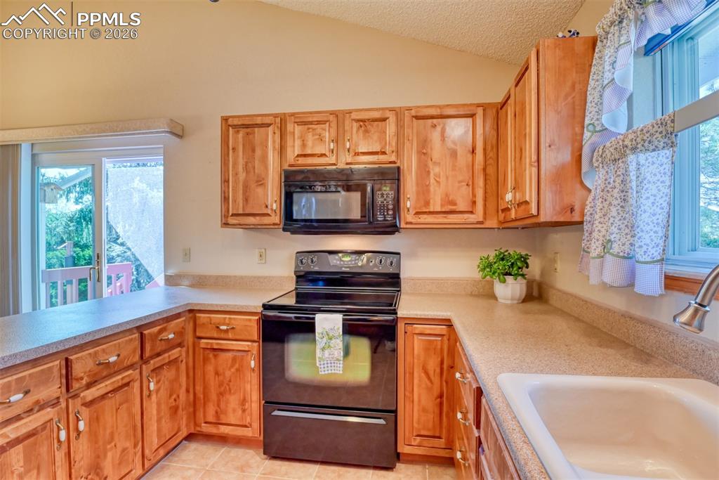 Image 20 of 46: Kitchen