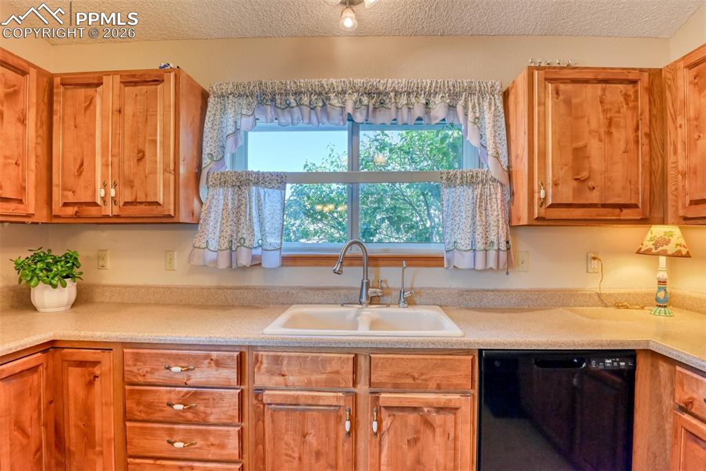 Image 22 of 46: Kitchen