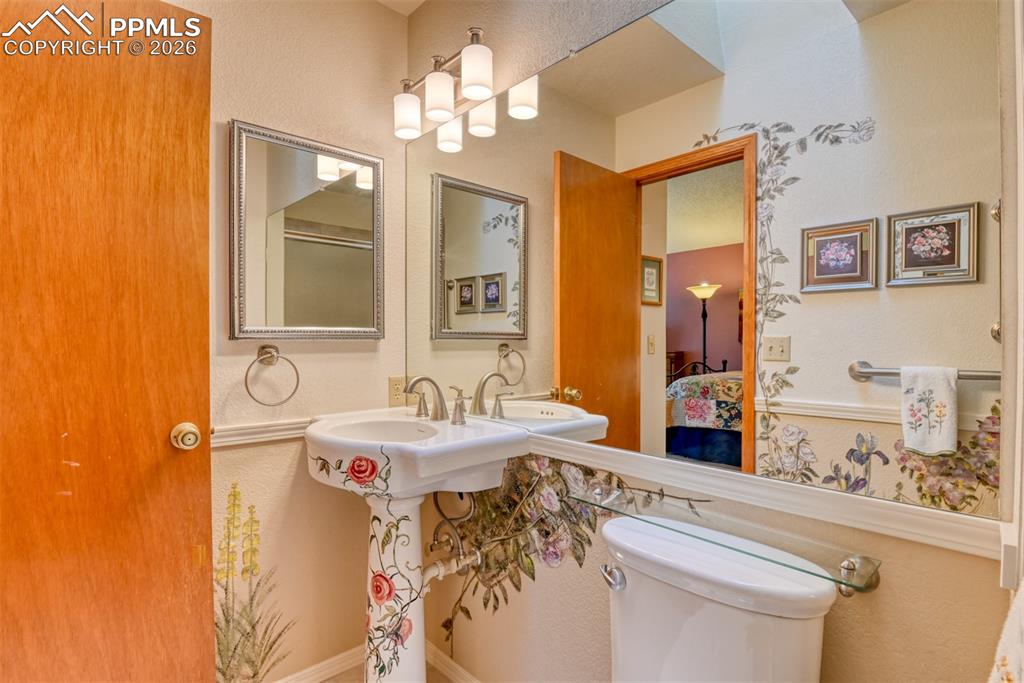 Image 26 of 46: Bathroom